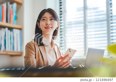 室内で撮影された女性ポートレート 室内で撮影された女性ポートレート 121896897