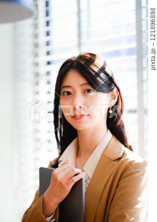室内で撮影された女性ポートレート 室内で撮影された女性ポートレート 121896898