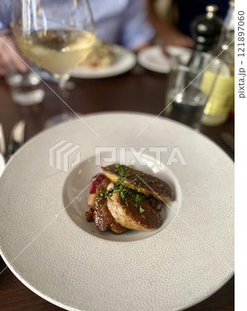 北欧　ノルウェー　レストラン　フランス料理　前菜　フォアグラ 121897060