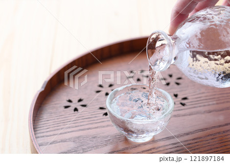 日本酒イメージ （ 冷酒を注ぐ ） 121897184