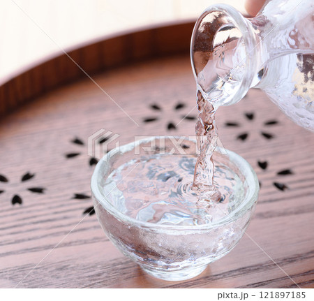 日本酒イメージ （ 冷酒を注ぐ ） 121897185