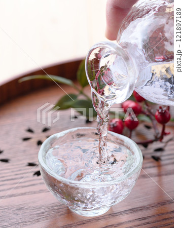 日本酒イメージ （ 冷酒を注ぐ ） 121897189