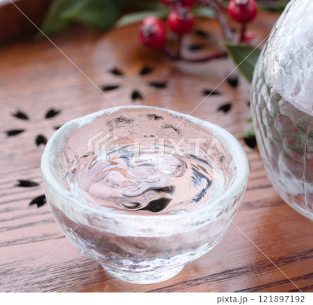 日本酒イメージ （ 冷酒を注ぐ ） 121897192