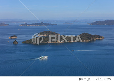 瀬戸内海、高松沖の備讃瀬戸を小豆島に向かう国際フェリー（手前は大島、背後右は小豆島） 121897269