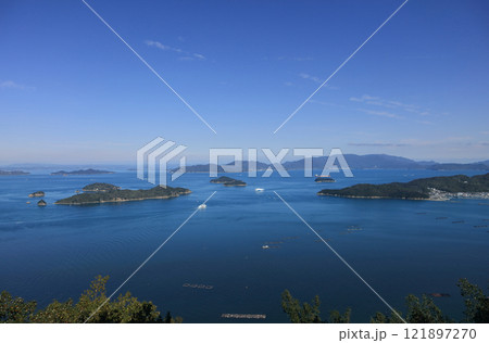 瀬戸内海、高松沖の備讃瀬戸で行き合うジャンボフェリーと国際フェリーの第十一こくさい丸（背後は小豆島） 121897270