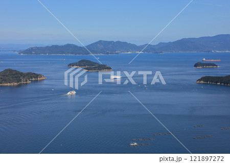 瀬戸内海、高松沖の備讃瀬戸で行き合うジャンボフェリーと国際フェリーの第十一こくさい丸（背後は小豆島） 121897272