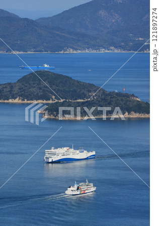 瀬戸内海、高松沖の備讃瀬戸で行き合うジャンボフェリーと国際フェリーの第十一こくさい丸（背後は小豆島） 121897274