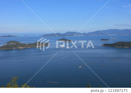 瀬戸内海、高松沖の備讃瀬戸で行き合うジャンボフェリーと国際フェリーの第十一こくさい丸 瀬戸内海、高松沖の備讃瀬戸で行き合うジャンボフェリーと国際フェリーの第十一こくさい丸 121897275