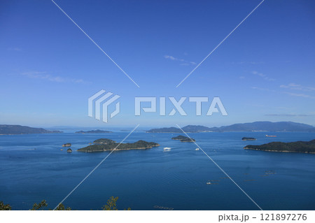 瀬戸内海、高松沖の備讃瀬戸で行き合うジャンボフェリーと国際フェリーの第十一こくさい丸 121897276