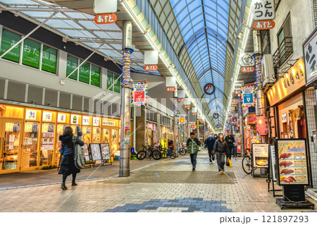大田区蒲田の都市風景　蒲田駅　京浜蒲田商店街あすと 121897293