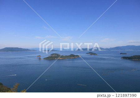瀬戸内海、高松沖の備讃瀬戸の島々（手前中央が大島、右が庵治半島、奥は左から豊島、小豊島、小豆島） 121897390