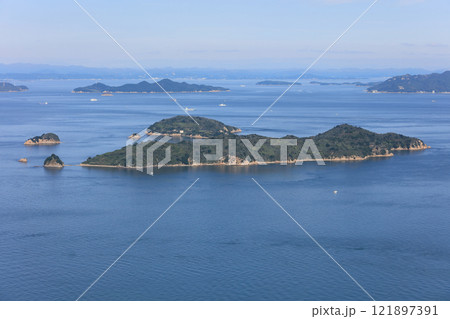 高松沖の備讃瀬戸の大島、後ろは左が小豊島、右に少し見えているのが小豆島 高松沖の備讃瀬戸の大島、後ろは左が小豊島、右に少し見えているのが小豆島 121897391