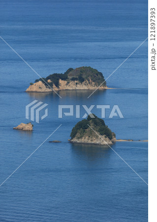 高松沖の備讃瀬戸、大島西の岩礁と矢竹島 121897393