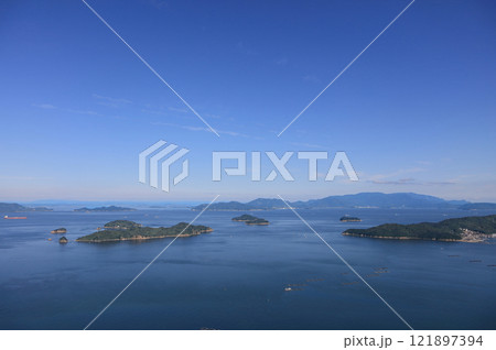 屋島から見る高松沖の備讃瀬戸(手前は屋島湾の養殖筏、右庵治町から左大島、遠くに小豆島が見える) 屋島から見る高松沖の備讃瀬戸(手前は屋島湾の養殖筏、右庵治町から左大島、遠くに小豆島が見える) 121897394