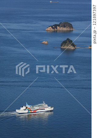 屋島から見る瀬戸内海、備讃瀬戸の大島手前を行く国際フェリー 121897397