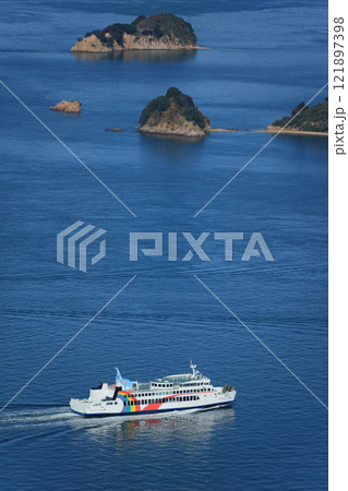 屋島から見る瀬戸内海、備讃瀬戸の大島手前を行く国際フェリー 121897398
