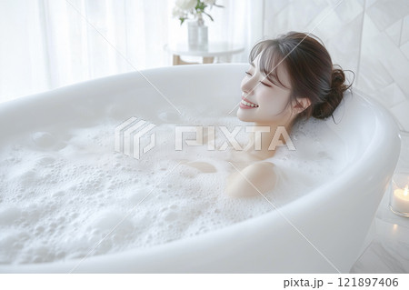 お風呂に入る笑顔の若い女性 121897406