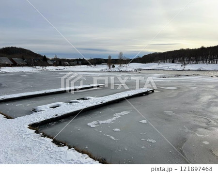 雪の上に広がる湖畔 121897468