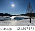 晴天と凍った湖 121897472