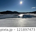 晴れた日の氷結した湖 121897473