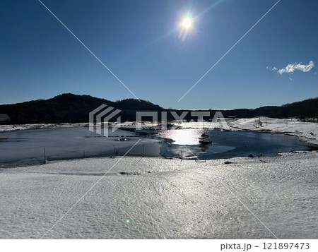 晴れた日の氷結した湖 121897473