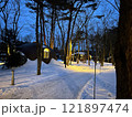 冬の朝、雪の中、ライトが浮かび上がる 121897474