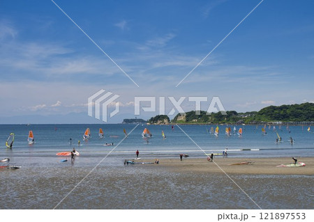 【鎌倉市】ウィンドサーフィンで賑わう材木座海岸 【鎌倉市】ウィンドサーフィンで賑わう材木座海岸 121897553