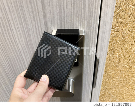 カードキーでドアを開ける カードキーでドアを開ける 121897895