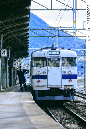 門司駅に停車する415系電車（JR九州） 121897901