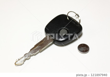 車の鍵とボタン電池 車の鍵とボタン電池 121897940