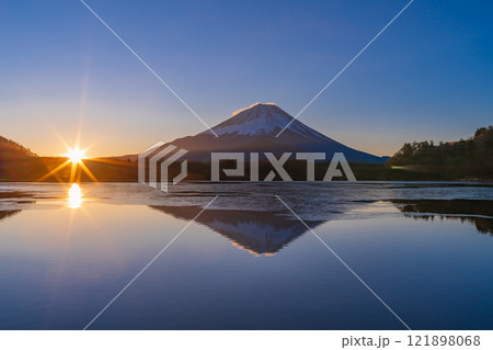 【山梨県】美しい精進湖の日の出（8本の光条）と富士山 121898068
