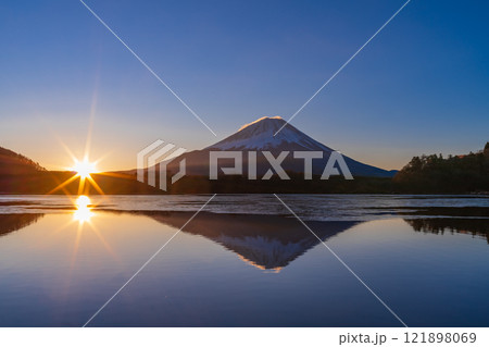 【山梨県】美しい精進湖の日の出（8本の光条）と富士山 121898069