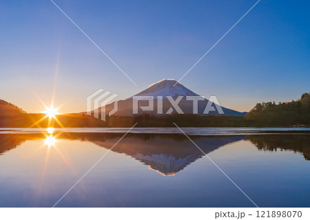【山梨県】美しい精進湖の日の出（8本の光条）と富士山 121898070