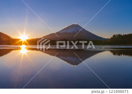 【山梨県】美しい精進湖の日の出（8本の光条）と富士山 121898071