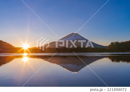 【山梨県】美しい精進湖の日の出（8本の光条）と富士山 121898072