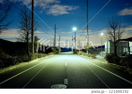 名塩ニュータウンの夜景 121898192