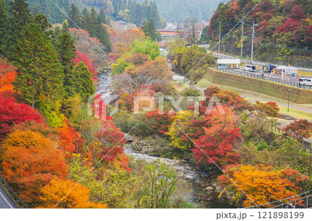 豊田市の大井平公園の展望台から見た紅葉の風景(愛知県) 豊田市の大井平公園の展望台から見た紅葉の風景(愛知県) 121898199