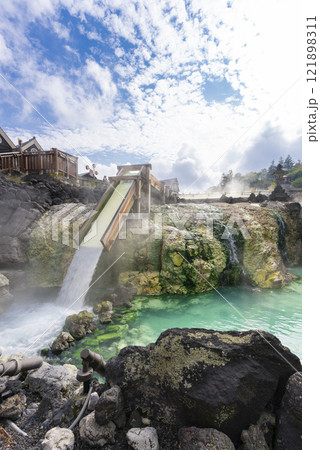 【縦写真】草津温泉の湯畑 121898311