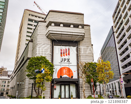 正月三が日に門松が飾られている【東京証券取引所】(東京都中央区) 正月三が日に門松が飾られている【東京証券取引所】(東京都中央区) 121898387
