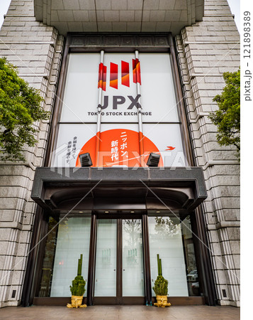 正月三が日に門松が飾られている【東京証券取引所】(東京都中央区) 正月三が日に門松が飾られている【東京証券取引所】(東京都中央区) 121898389