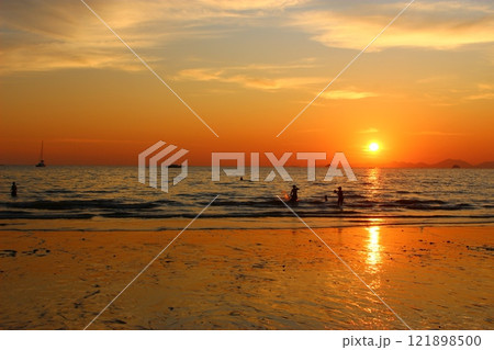 アオナンビーチ　クラビ、タイ 121898500