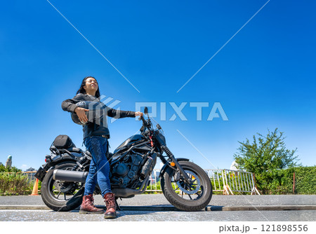 クルーザーバイクで横浜ツーリングをする女性ライダー 121898556