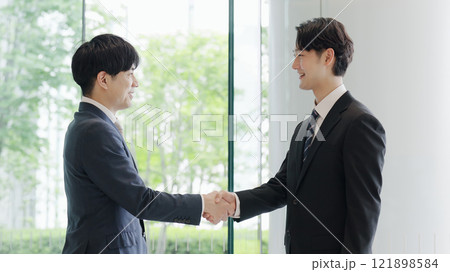 握手をするビジネスマン 121898584