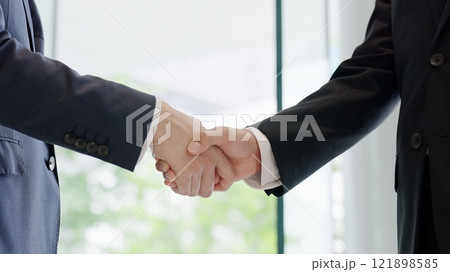 握手をするビジネスマン 121898585