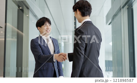 握手をするビジネスマン 握手をするビジネスマン 121898587
