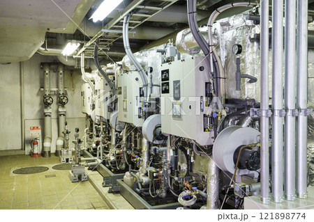 地下に設置された吸収冷温水機　撮影協力：学校法人電波学園　東京電子専門学校 121898774