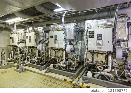 地下に設置された吸収冷温水機 撮影協力:学校法人電波学園 東京電子専門学校 地下に設置された吸収冷温水機 撮影協力:学校法人電波学園 東京電子専門学校 121898775