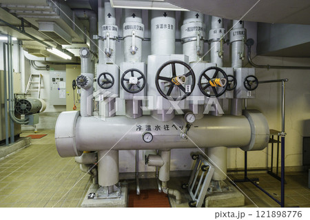 地下に設置された冷温水装置　撮影協力：学校法人電波学園　東京電子専門学校 121898776