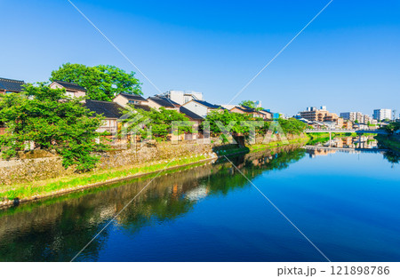 金沢　主計町茶屋街と浅野川 121898786