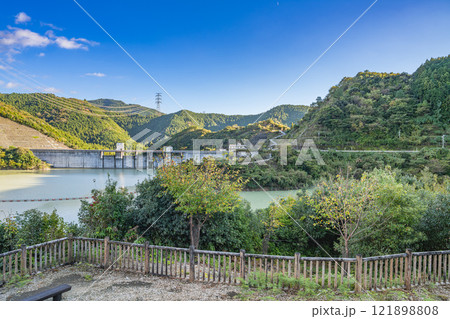 森町の太田川ダムの彩り岬公園から見たダム湖と青空の風景(静岡県) 121898808